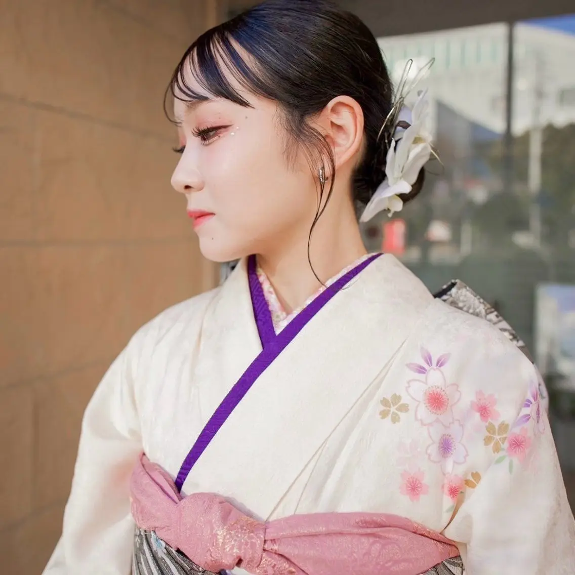 ロング ヘアアレンジ 成人式 卒業式のヘアスタイル 髪飾り ヘアセット ダブルカラー,透け カラーHINARIのヘアスタイル