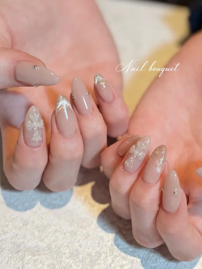 ネイル カジュアル ドット フラワーネイル フレンチネイル キラキラネイル ハンドネイル Nail bouquetのネイルデザイン