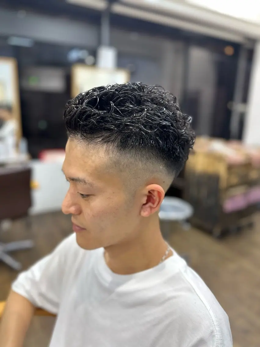 ショート メンズ フェードカット メンズパーマ カット パーマ 髪質改善ストレートo rメンズスタイル今岡のヘアスタイル