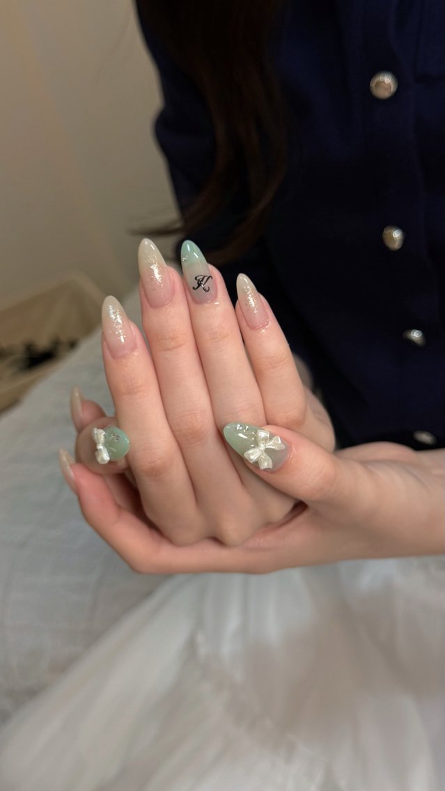 ネイル グリーン ワンホンネイル nailsalon ChuColaのネイルデザイン