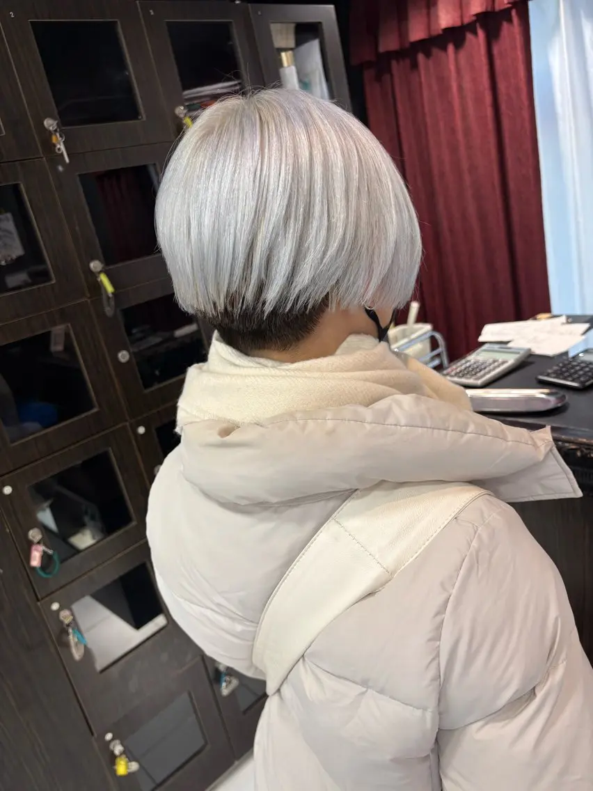 ショート カラー シルバー ホワイトシルバー 刈り上げ ヘアカラー トリートメント グレージュ達人/赤み 消し/ブリーチ/岩崎のヘアスタイル