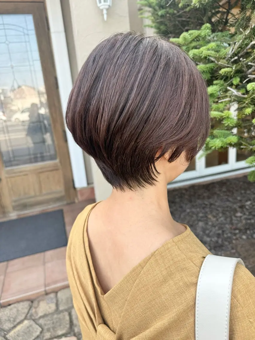 ショート くびれヘア 顔周りカット レイヤーカット ショートヘア カット 𝒇𝒍𝒂𝒕/ 𝐇𝐈𝐍𝐀のヘアスタイル