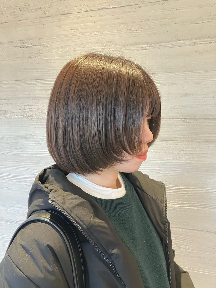 ショート ボブ レイヤーカット ウルフカット サキ🤍ハイトーン 🩰くびれ巻きヘアのヘアスタイル