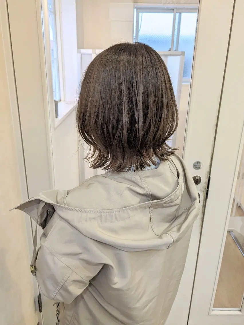ミディアム カラー ボブレイヤー ベージュカラー オリーブベージュ ボブ レイヤーカット カット miku ヘアセット/着付けのヘアスタイル