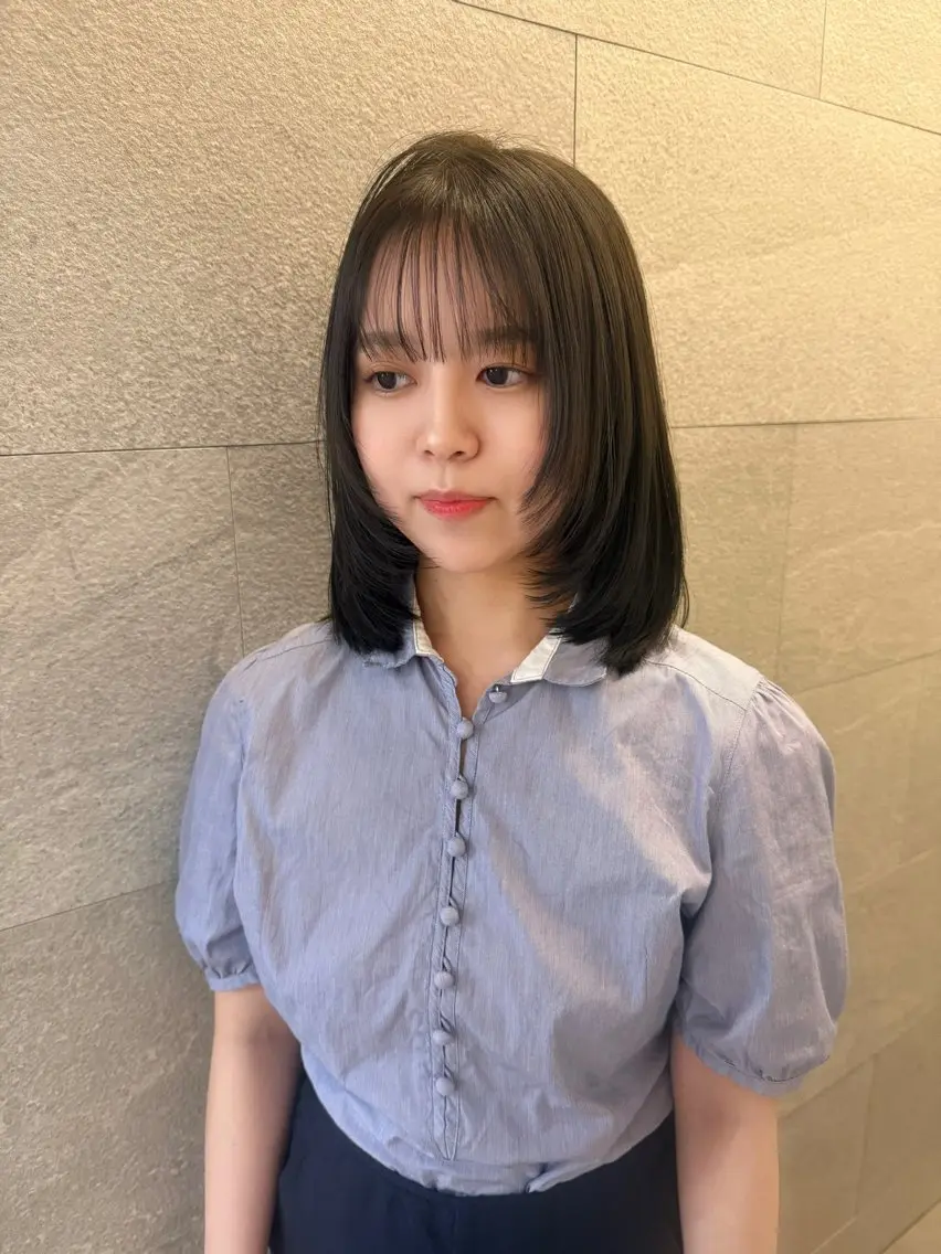 ミディアム カラー she. momonoのヘアスタイル