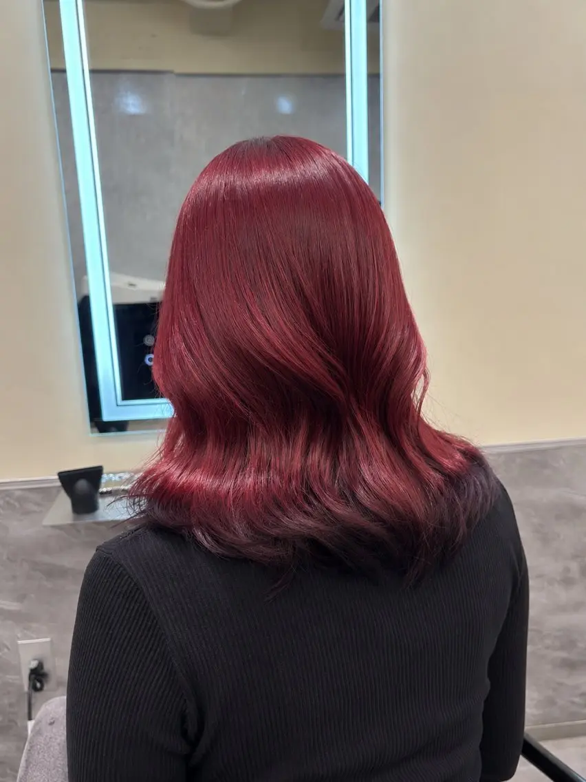 セミロング カラー 黒髪 ボルドーカラー 飯沼 美紅のヘアスタイル