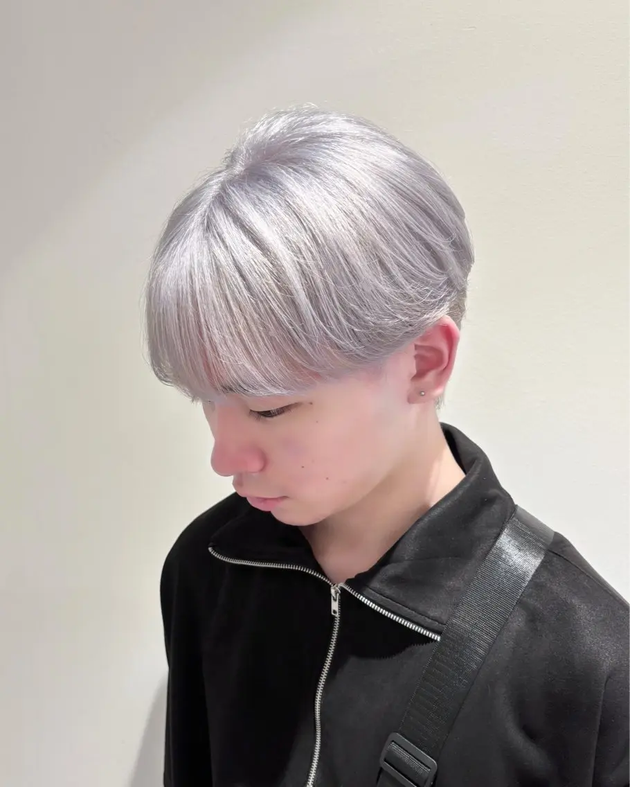 ショート カラー メンズ メンズハイトーン ハイトーンカラー シルバー ホワイトシルバー ブリーチ特化 ハイトーンRYOYAのヘアスタイル