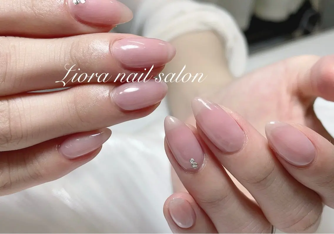 ネイル フレンチネイル ジェルネイル ガーリー グラデーション キラキラネイル ハンドネイル JUN Lioraネイルのネイルデザイン