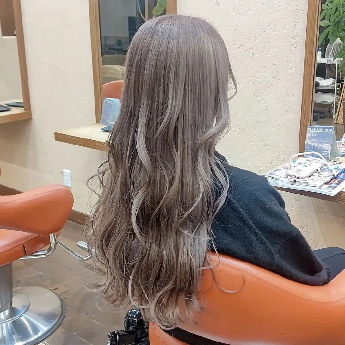 ロング カラー ベージュカラー 黒髪 ブリーチ ミルクティーベージュ 卒業式のヘアスタイル ara (荒武梨香)  のその他イメージ