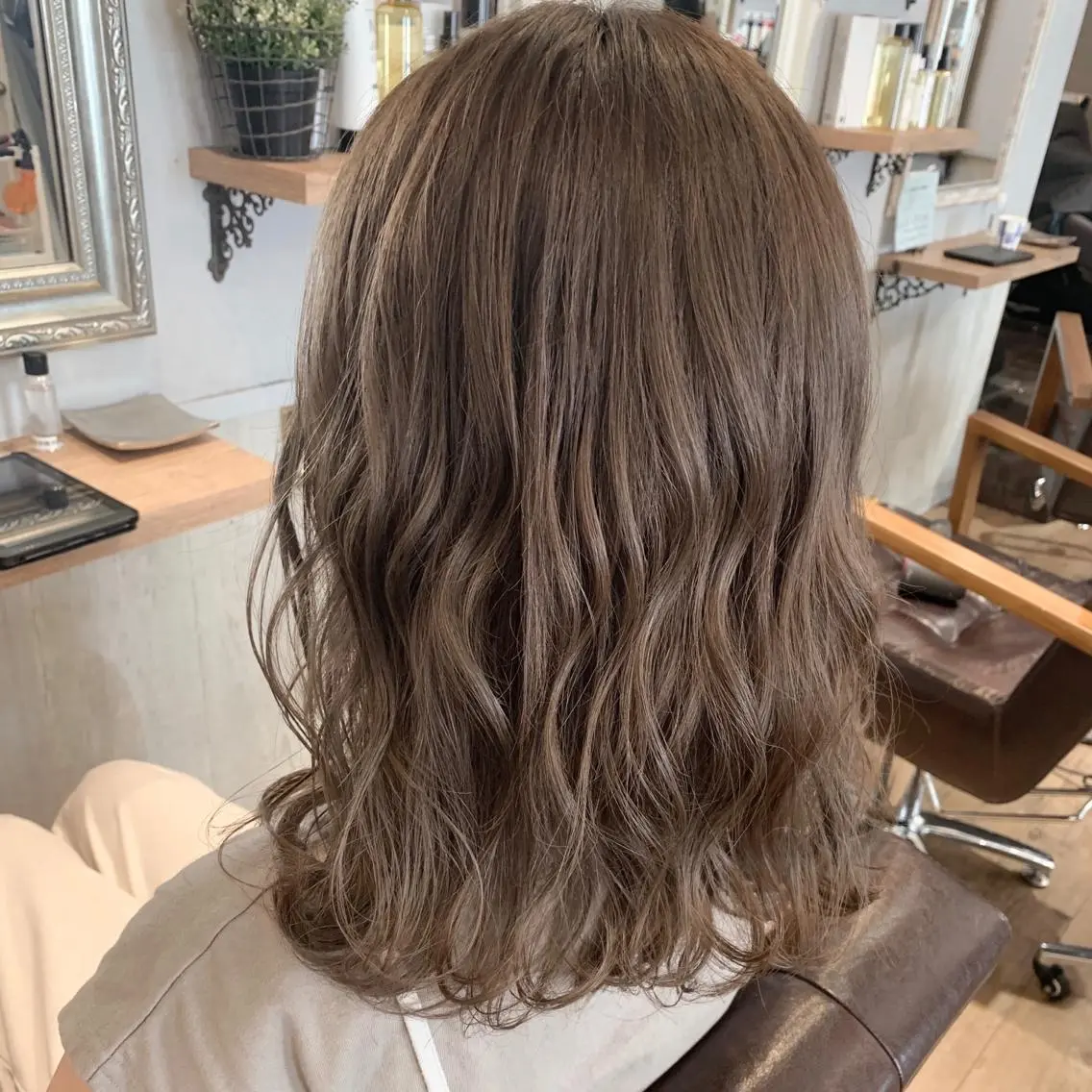 ミディアム カラー ベージュカラー ラテベージュ カット ヘアカラー トリートメント KAJI MANAMIのヘアスタイル