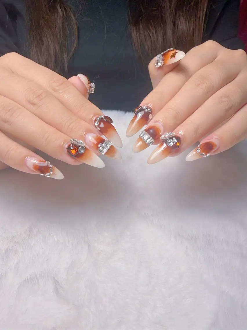 ネイル ブラウン グラデーション キラキラネイル ロングネイル ストーンネイル Lina  nail beautyのネイルデザイン