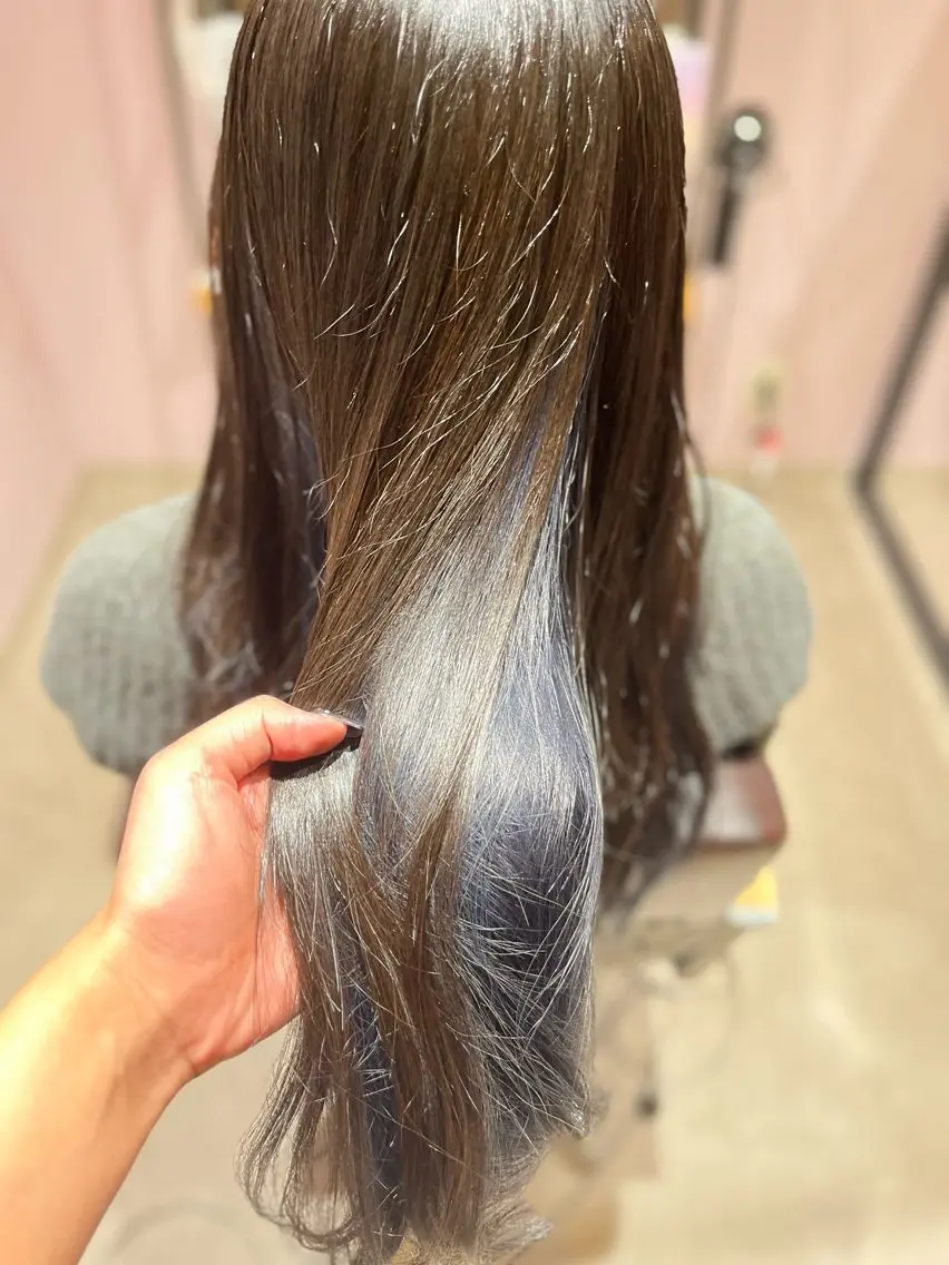 ロング カラー ブルーカラー ブルーグレー 松下 詩恵里のヘアスタイル