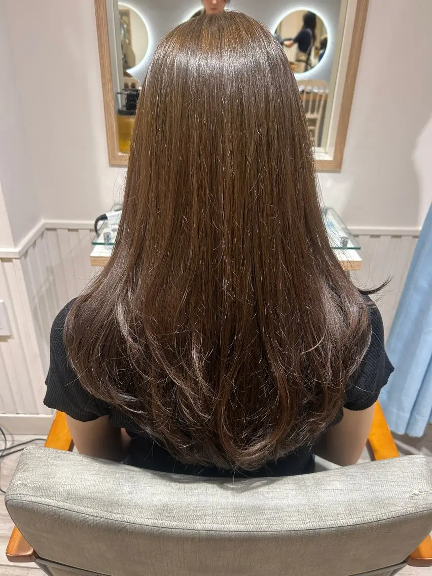 ロング カラー アッシュ ベージュカラー レイヤーカット カット ヘアカラー トリートメント 大川 夏実のヘアスタイル