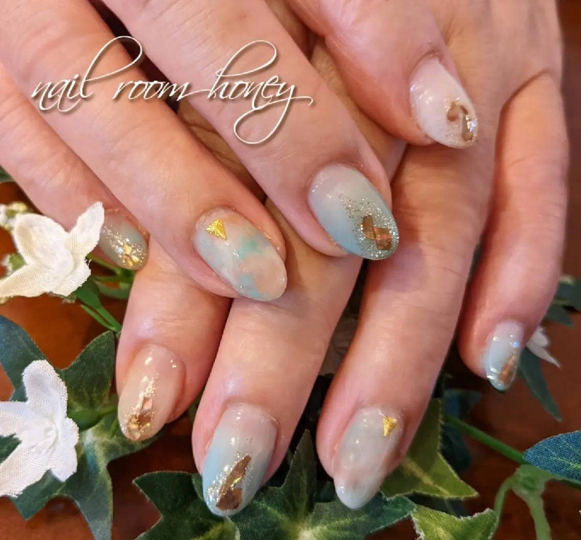 ネイル グリーン ニュアンスネイル nail room  honeyのネイルデザイン