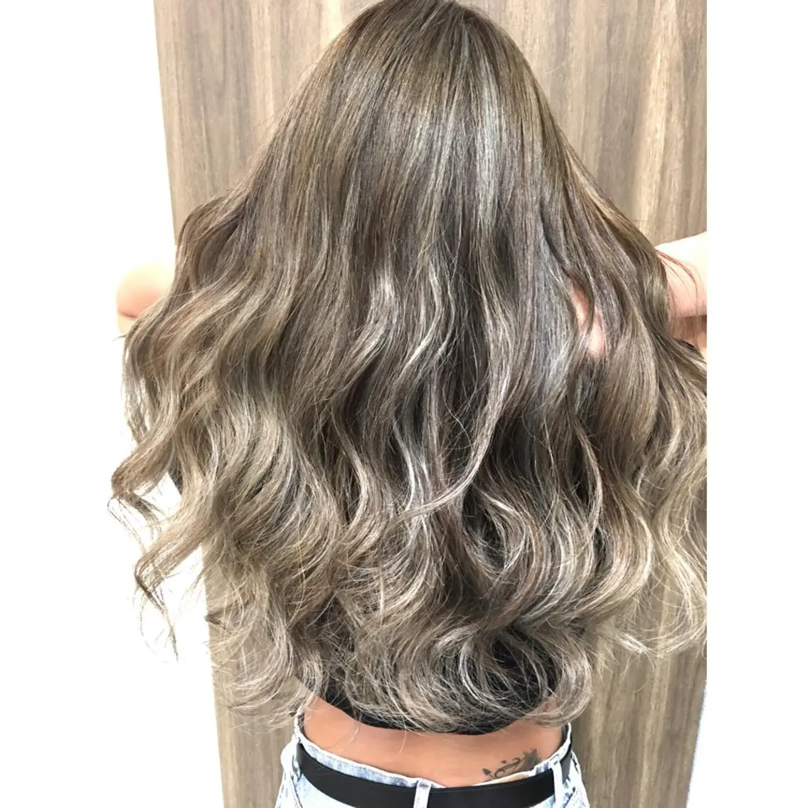 ロング カラー ハイライトカラー シルバー 3Dハイライト ハイライト ヘアカラー トリートメント 井上 一平のヘアスタイル