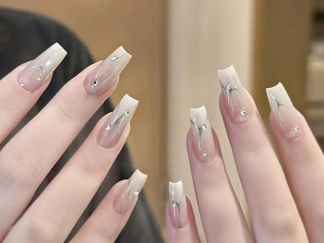 ネイル アートネイル オーロラネイル ボーダー カジュアル ミディアムネイル ハンドネイル ハンドケア Luna ✨のネイルデザイン