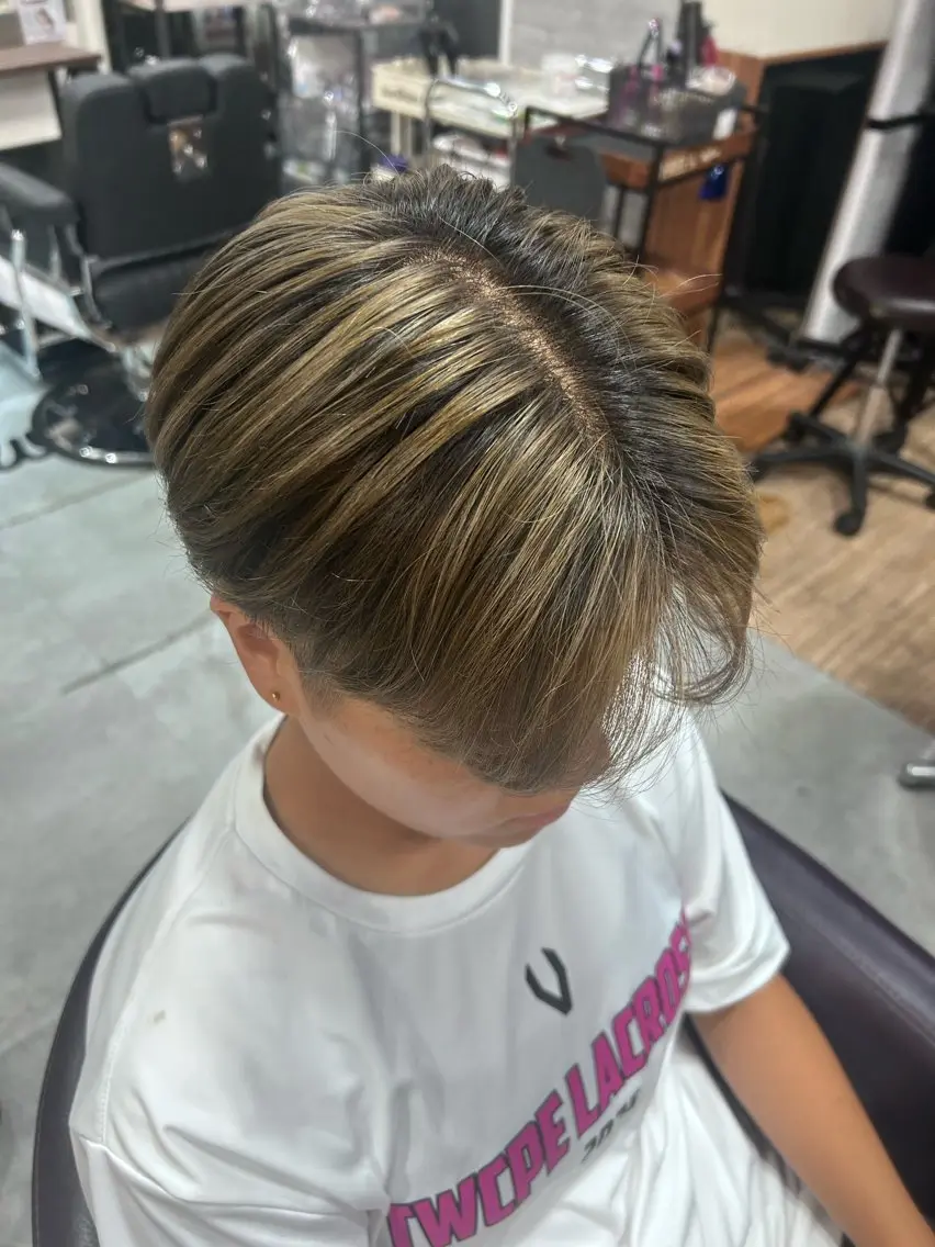 メンズ ヘアカラー ハイトーン×艶カラー 🤍MIZUKIのヘアスタイル