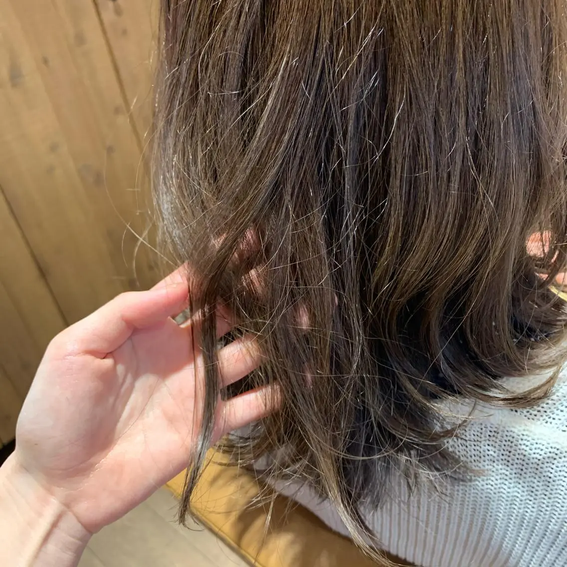 ミディアム カット ヘアカラー トリートメント CHIC 岩下真衣のヘアスタイル