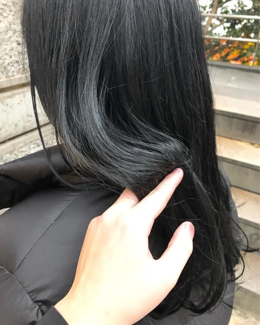 暗髪ブルーブラック＋トリートメントの写真