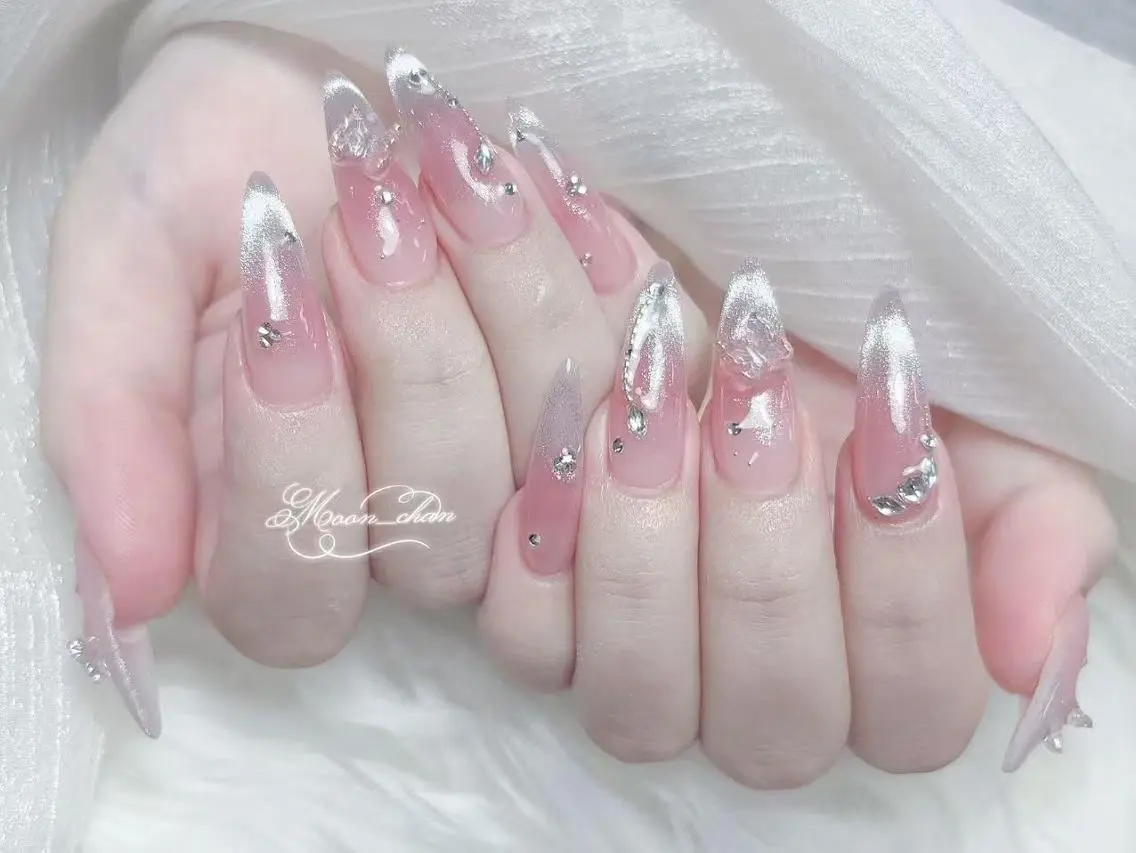 ネイル 長さ出し キラキラネイル 韓国ネイル ロングネイル マグネットネイル ハンドネイル ハンドケア MUNI🎀 NAIL のネイルデザイン