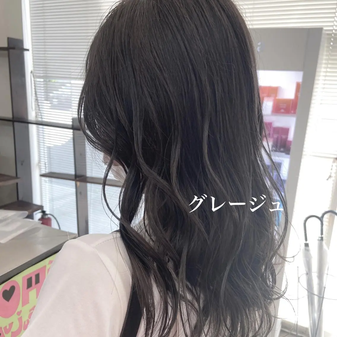 ロング アイスグレージュ 三浦 琴乃のヘアスタイル