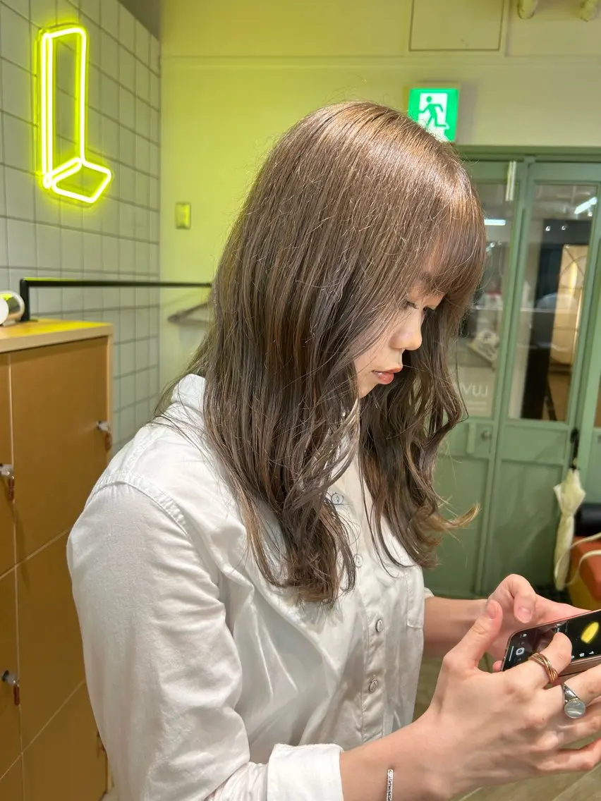 セミロング カラー ヘアカラー トリートメント ベージュ/ダブルカラ ー/新潟駅/青柳萌果のヘアスタイル