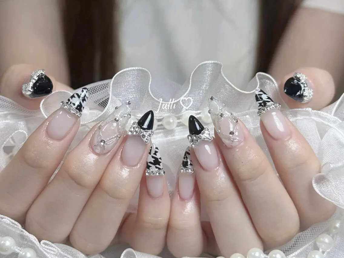 ネイル ボルドー ブラウン チークネイル ドット フットネイル Julli NailStudioのネイルデザイン