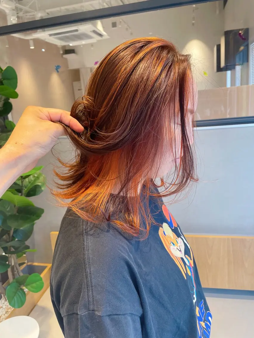 セミロング カラー ブリーチ 透明感カラー インナーカラー オレンジ カット ヘアカラー トリートメント Le rond吹田店のヘアスタイル