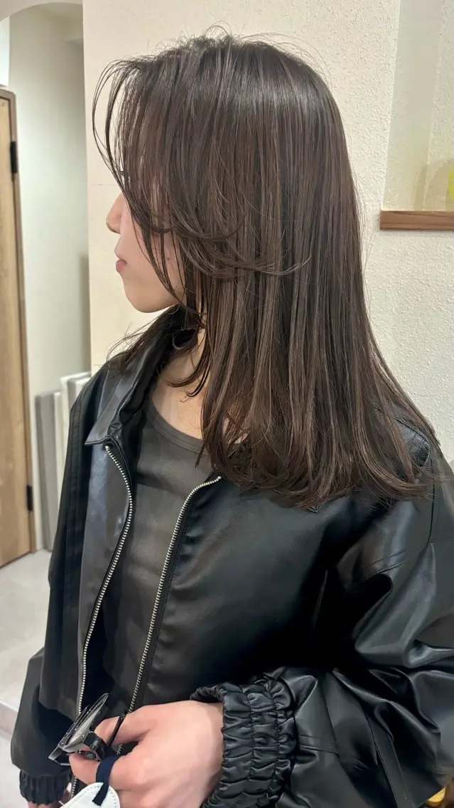 セミロング カラー ブラウンカラー チョコレートブラウン 顔まわりレイヤー レイヤーカット 大阪ヴィーガンサロン KANAKOのヘアスタイル