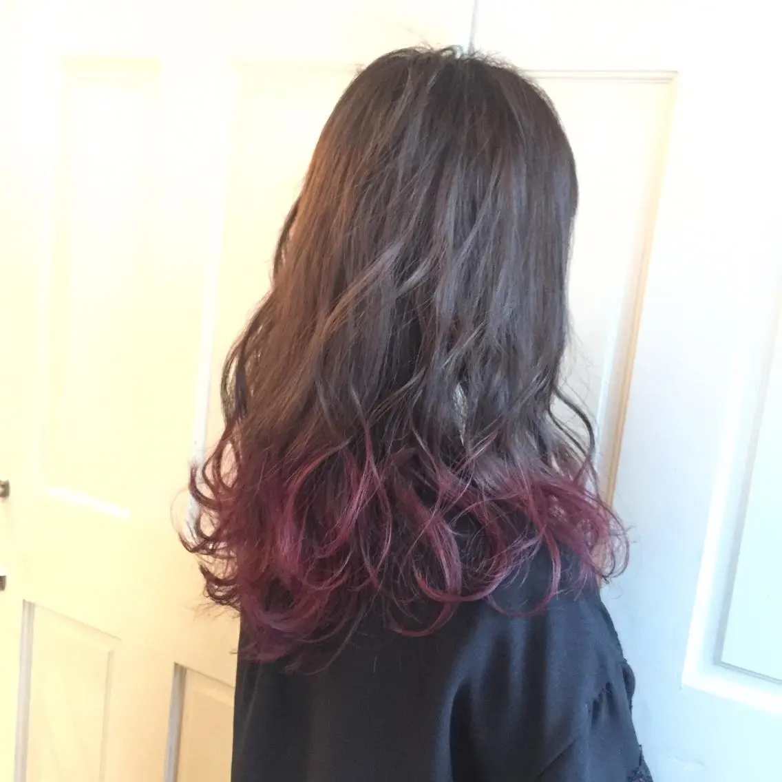 セミロング カラー グラデーションカラー パープルカラー レッドカラー ホワイト&レイヤーカ ットエクステ長畠俊輔のヘアスタイル