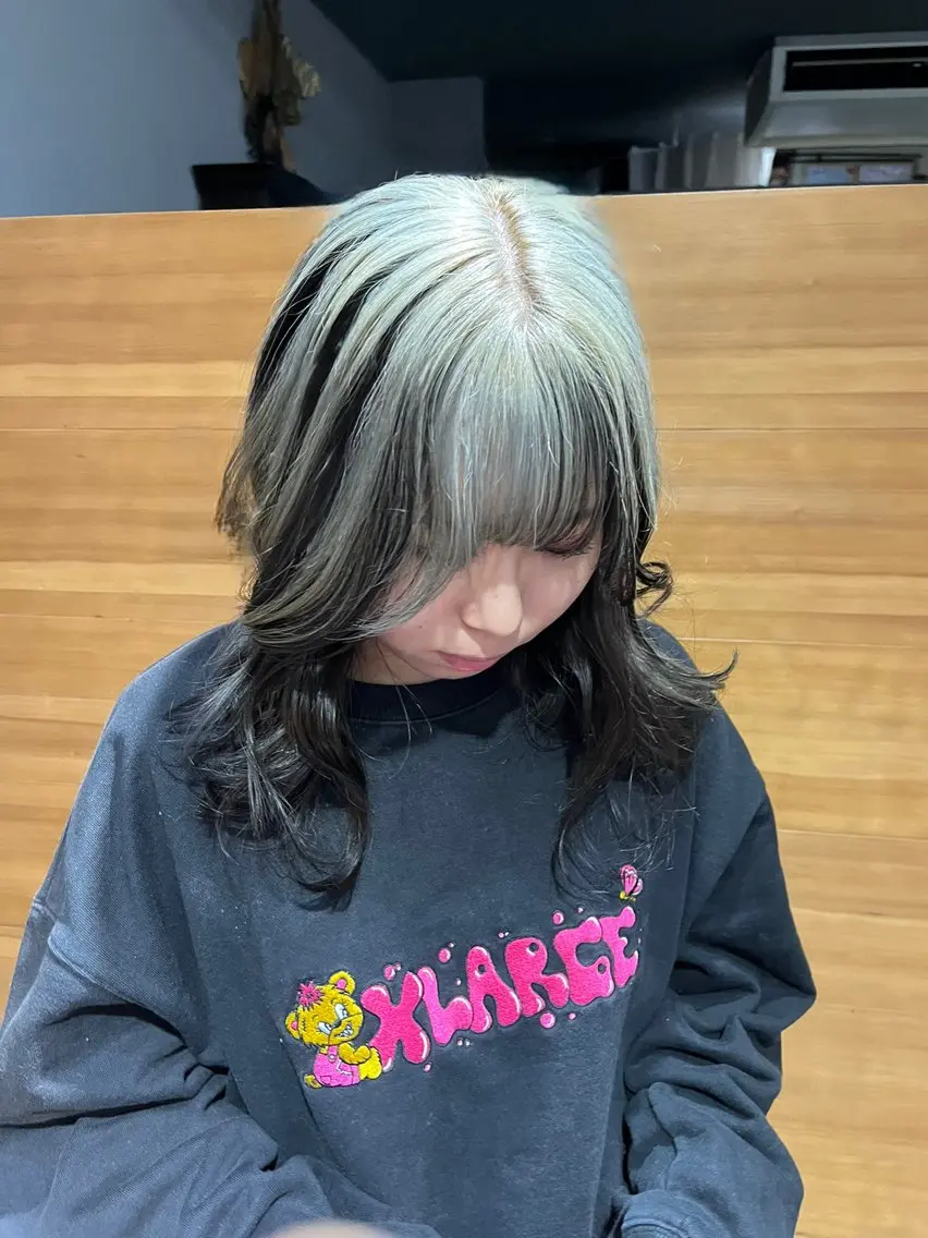 ミディアム カラー 透明感ハイトーン🦄 キラ🌈のヘアスタイル