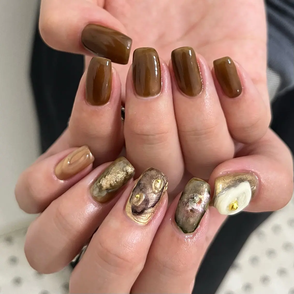 ネイル ブラウン グリーン ワンカラーネイル 黄色 ハンドネイル vegh. nail／阿波座のネイルデザイン