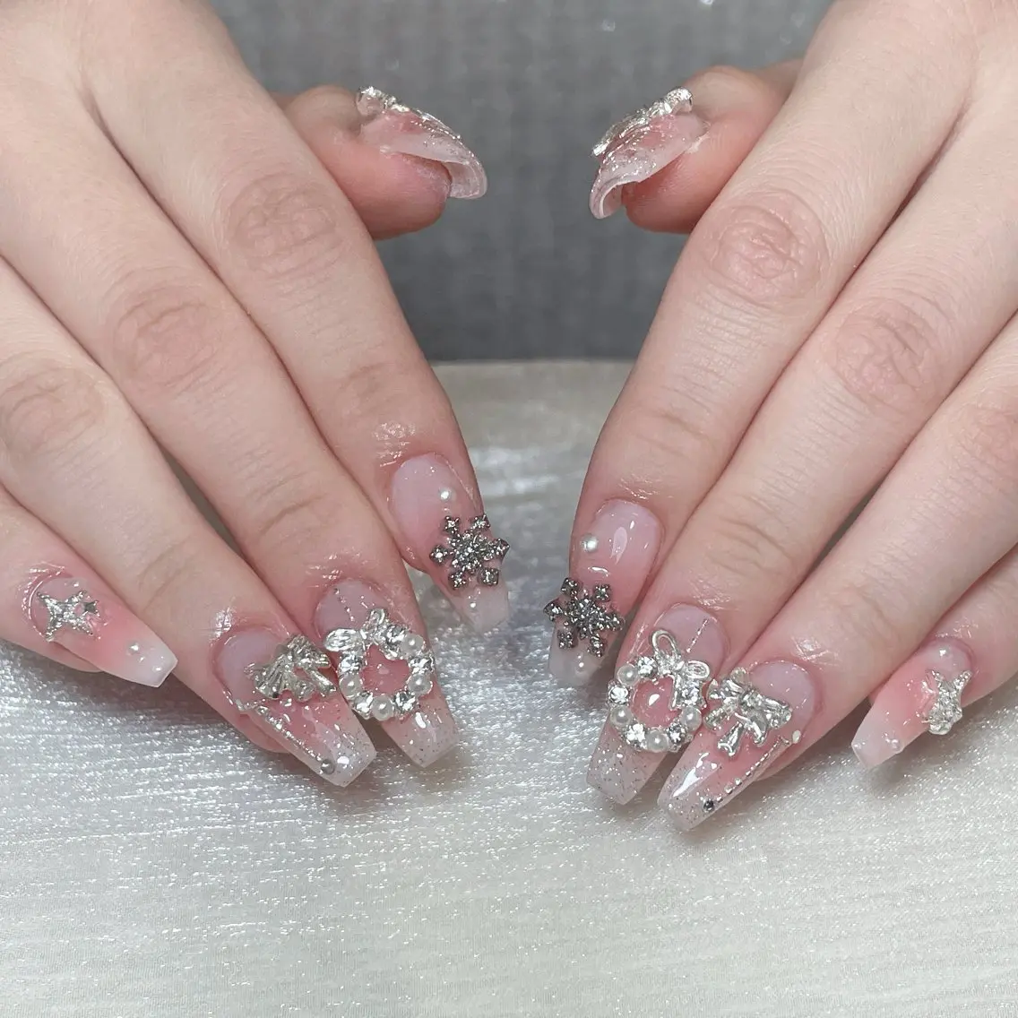 ネイル アートネイル オーロラネイル フラッシュネイル ガーリー キラキラネイル ハンドネイル Una NAILMANAMIのネイルデザイン
