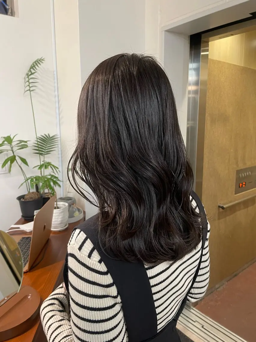 セミロング ヘアカラー 顔まわりレイヤー 透明感カラー🩵🩵のヘアスタイル