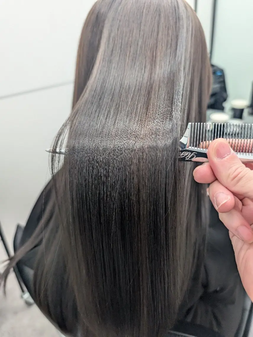 セミロング カット ヘアカラー トリートメント 艶髪／オリーブ系／ 肌が綺麗に見えるお色のヘアスタイル