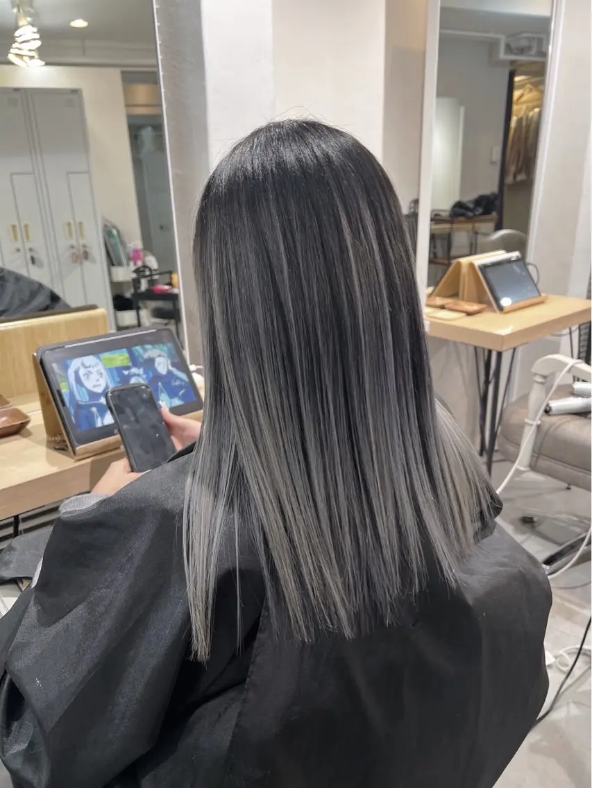 セミロング カラー バレイヤージュ シルバー ホワイトシルバー レイヤーカット 指名数No.1 /NAOYAのヘアスタイル