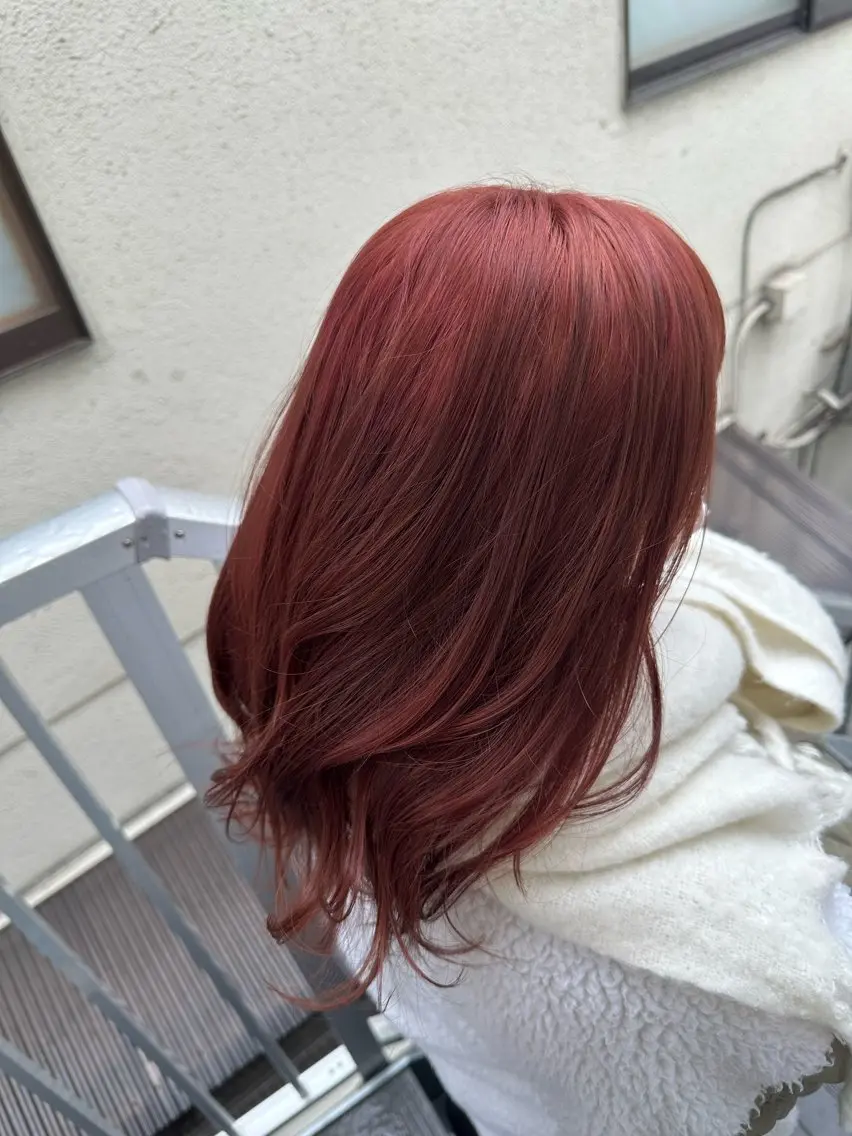 セミロング カラー ブリーチ レッドカラー 松本 莉央のヘアスタイル