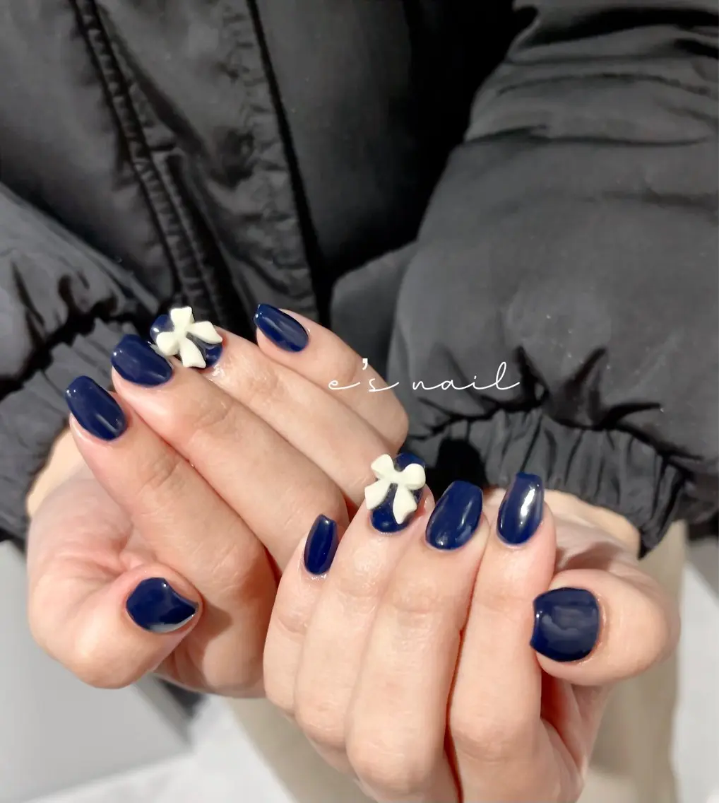 ネイル ネイビー ワンカラーネイル リボン ハンドネイル ハンドケア e’s nail Lumièreのネイルデザイン