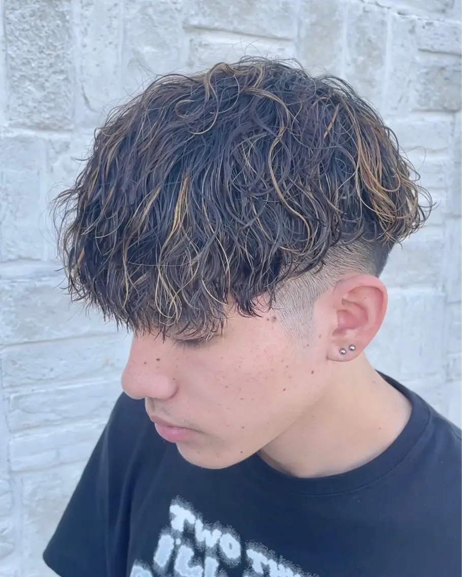 カラー パーマ メンズ メンズハイライト ハイライトカラー カット ヘアカラー パーマ アタ ムのヘアスタイル
