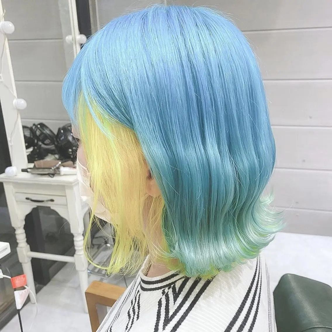 ミディアム カラー アクアカラー ブリーチ ブルーカラー デザインカラー ハイトーンカラー ヘアカラー トリートメント Days 透明感カラーのヘアスタイル