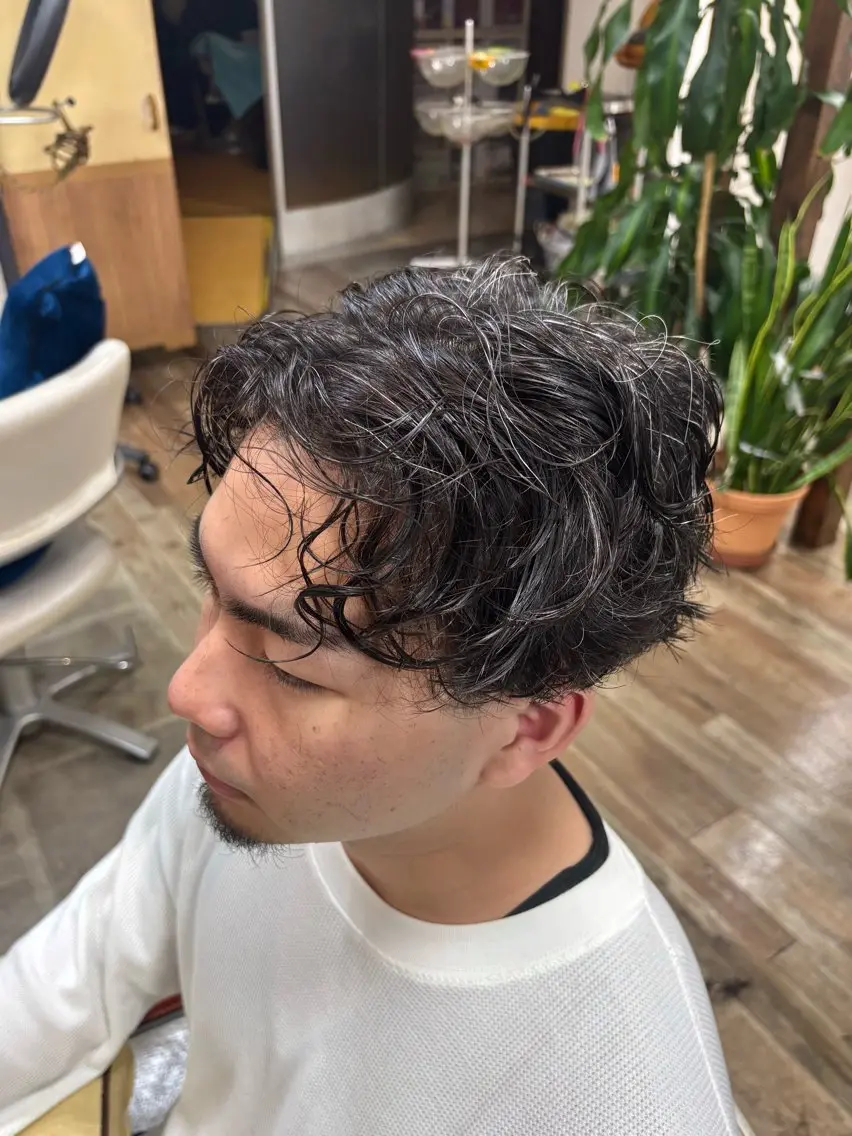 パーマ メンズ メンズパーマ イツキ🌕デザインカ ラー🥨髪質改善🫧のヘアスタイル