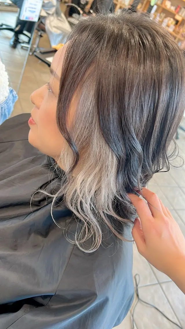 ミディアム カラー ベージュカラー ハイトーンカラー ハイトーンベージュ インナーカラー カット ヘアカラー メテオ ／ヘアカラー 西川菜実のヘアスタイル