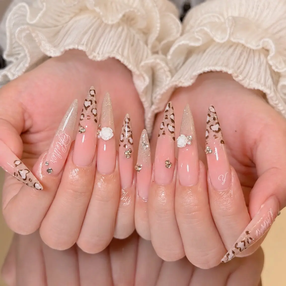 ネイル オーロラネイル 長さ出し フラッシュネイル フレンチネイル ジェルネイル ハンドネイル Amee Nail Salonのネイルデザイン