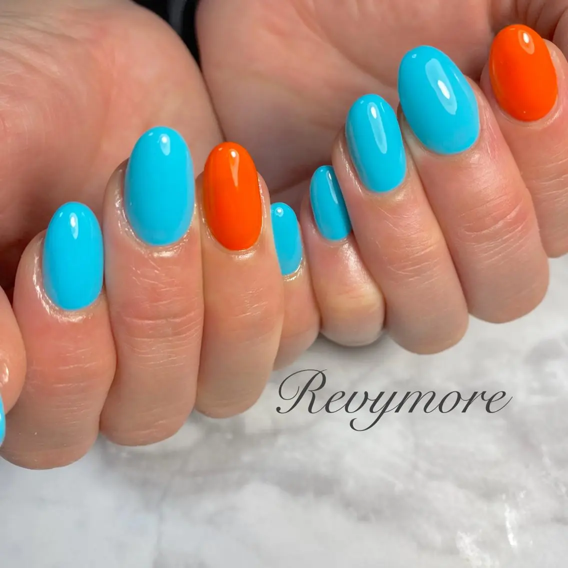 ミディアム ネイル 韓国風ヘア ジェルネイル キラキラネイル 韓国ネイル 水色 nail salon Revymoreのネイルデザイン