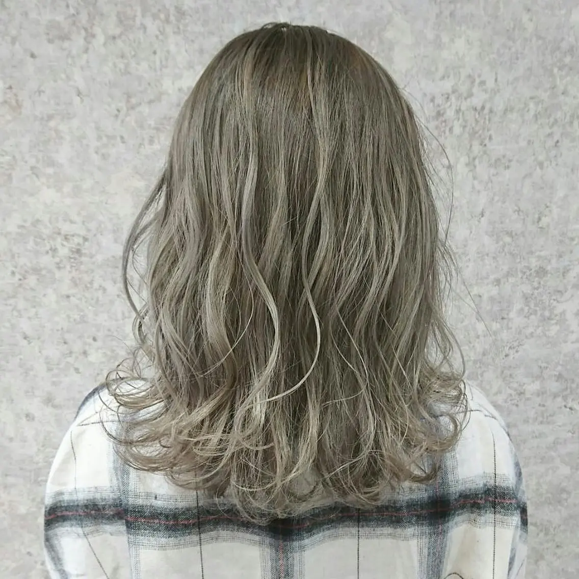 ミディアム カラー 透明感カラー ヘアカラー Luisハイライト　 喜連瓜破、髪質改善のヘアスタイル