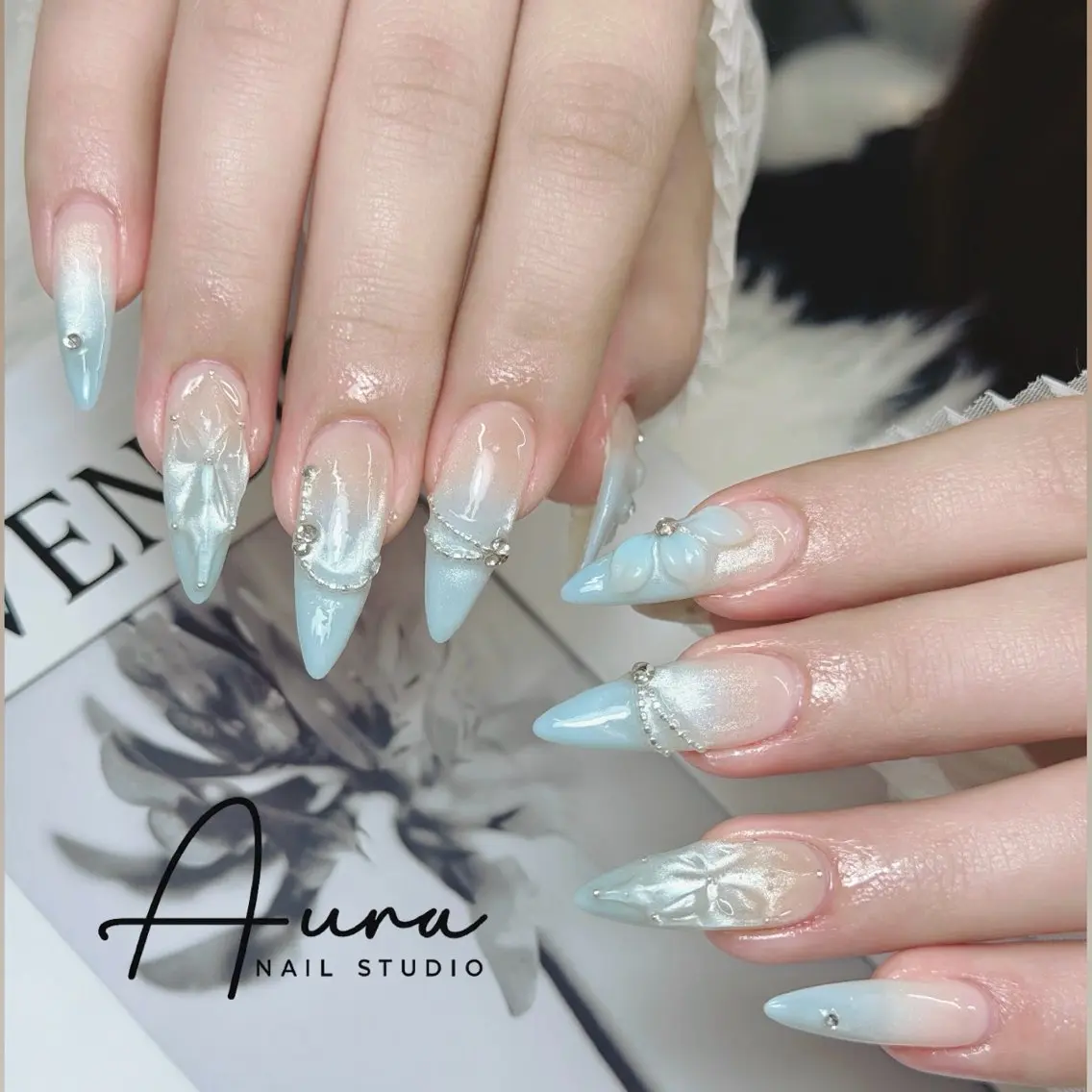 ネイル オーロラネイル ブルー グラデーション ミラーネイル 夏ネイル ハンドネイル Aura Nail Studioのネイルデザイン