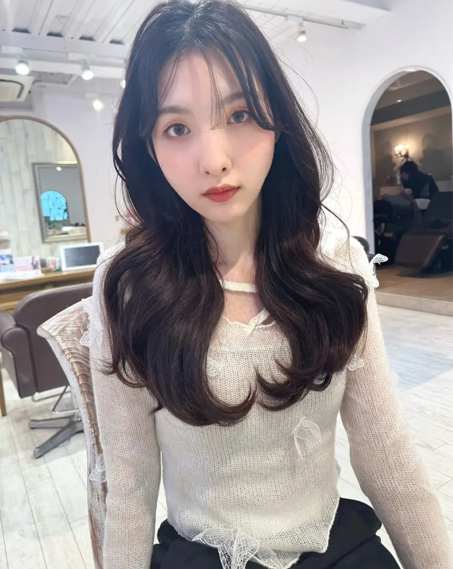 ロング カラー くびれヘア 韓国風ヘア レイヤーカット ロング レイヤーカット、 大人可愛い　中村美羅のヘアスタイル
