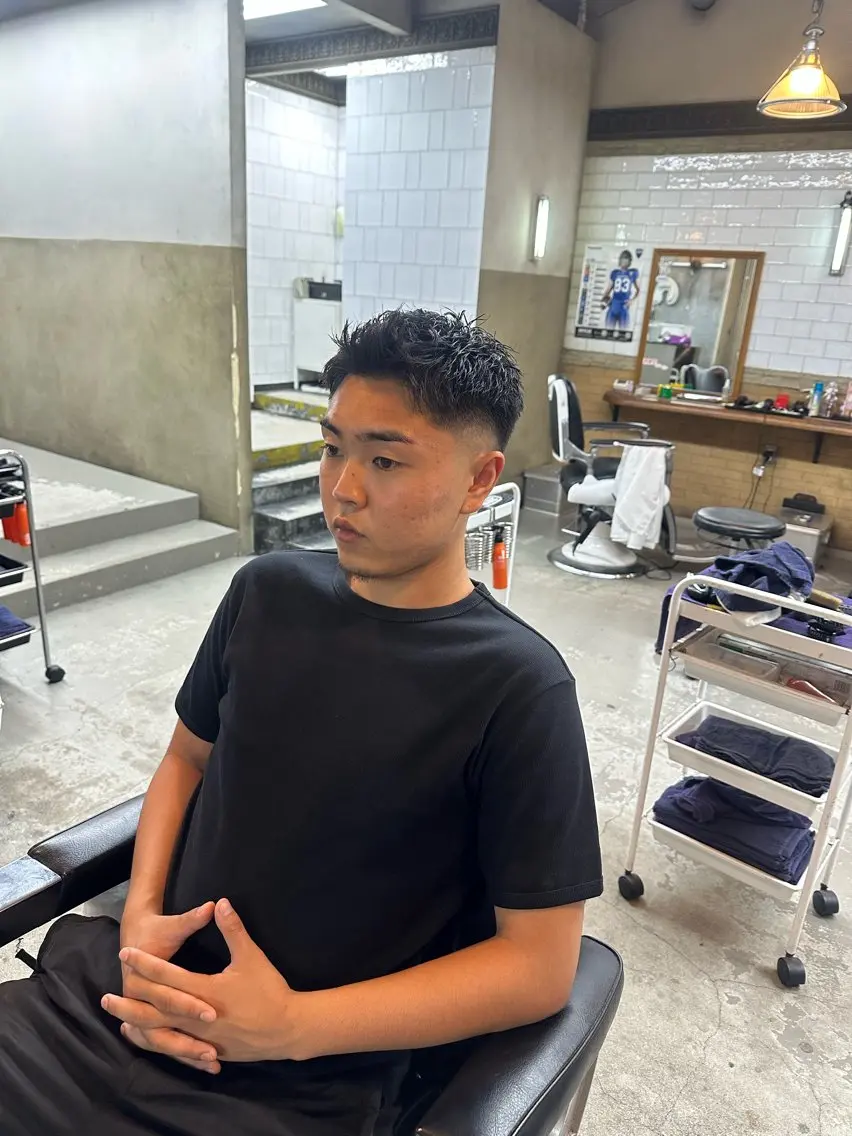 ショート メンズ アップバング フェードカット スキンフェード カット モチヅキ タツキのヘアスタイル