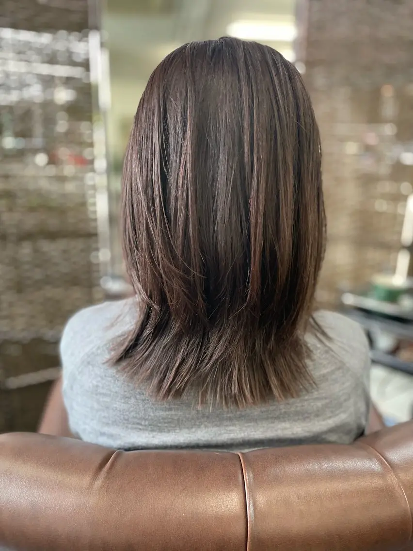 ミディアム カラー ミディアムレイヤー ブラウンカラー ラベンダーカラー ラベンダーブラウン レイヤーカット カット ヘアカラー トリートメント 沢田 瞳のヘアスタイル