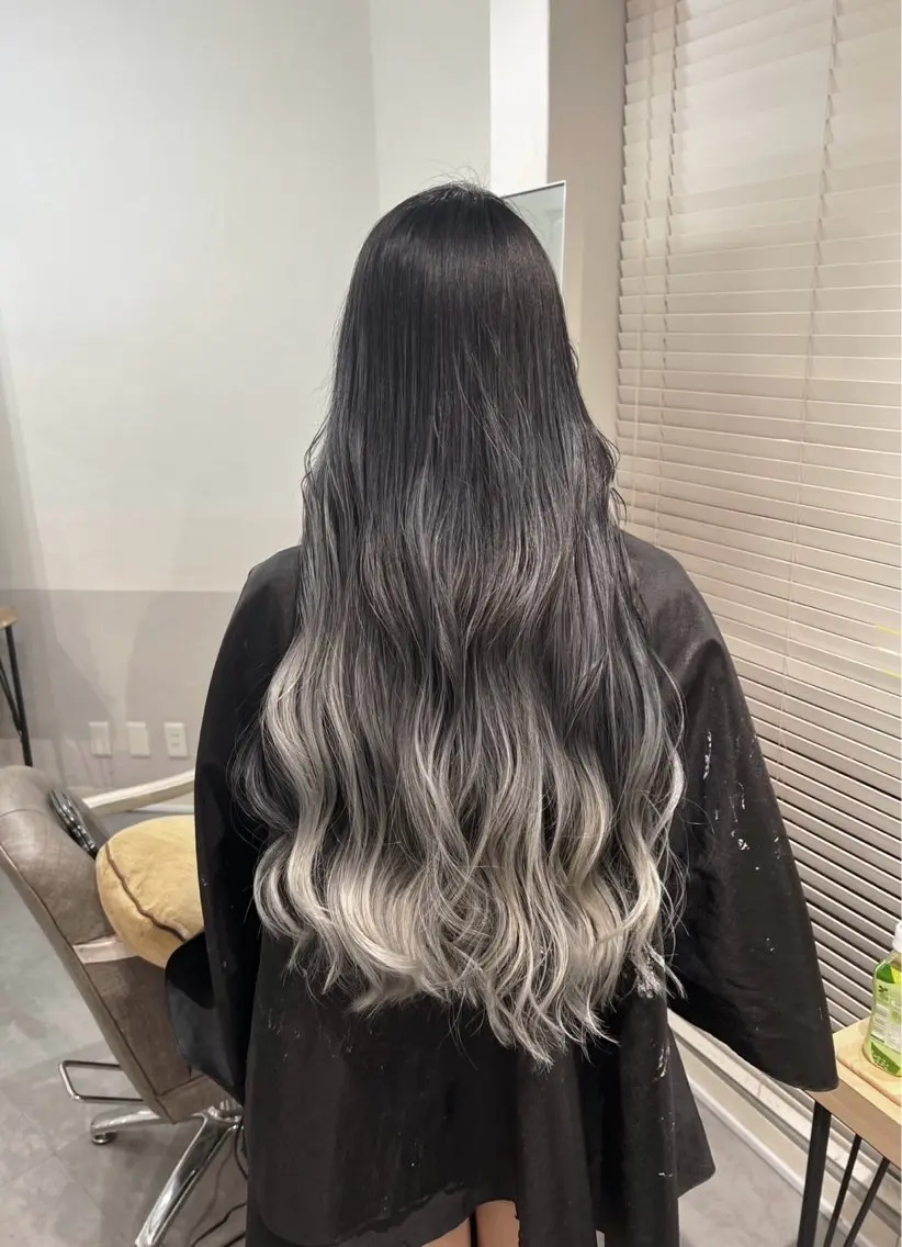 ロング カラー バレイヤージュ シルバー ホワイトシルバー レイヤーカット 指名数No.1 /NAOYAのヘアスタイル